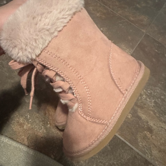 Like new toddler girl size 8 Cozy Pink Fur-Lined Boots - Picture 5 of 5